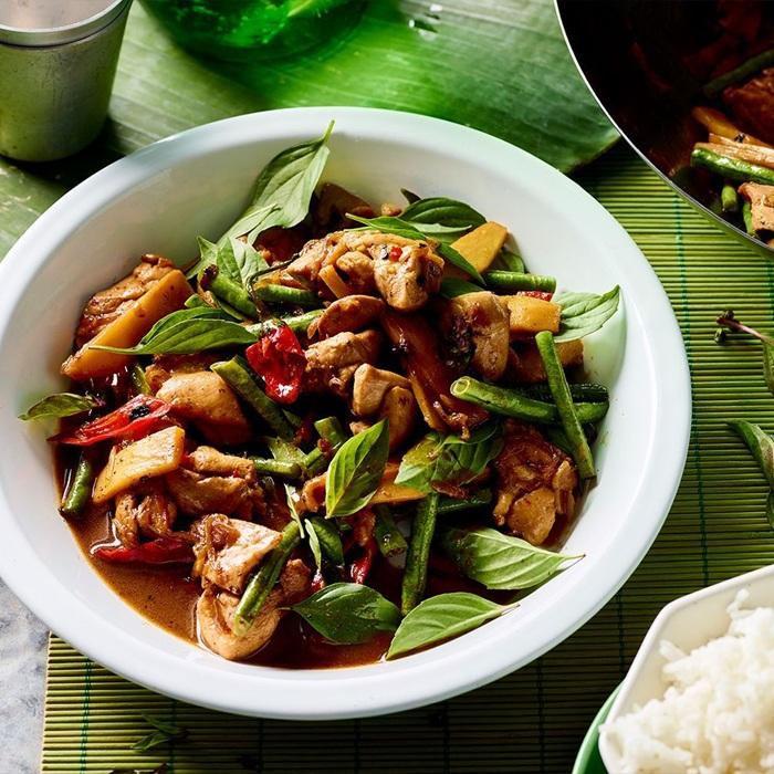 Stir-fried chicken with chillies & basil recipe